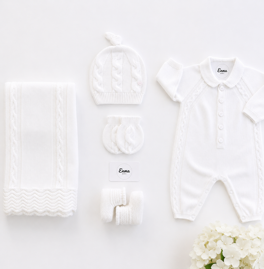 Strickset Collar White in Weiß mit Bubikragen und Zopfmuster, flach ausgelegt